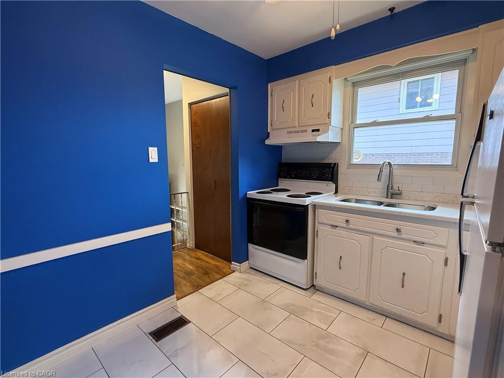 284 Bakersfield Drive Property Photo 3