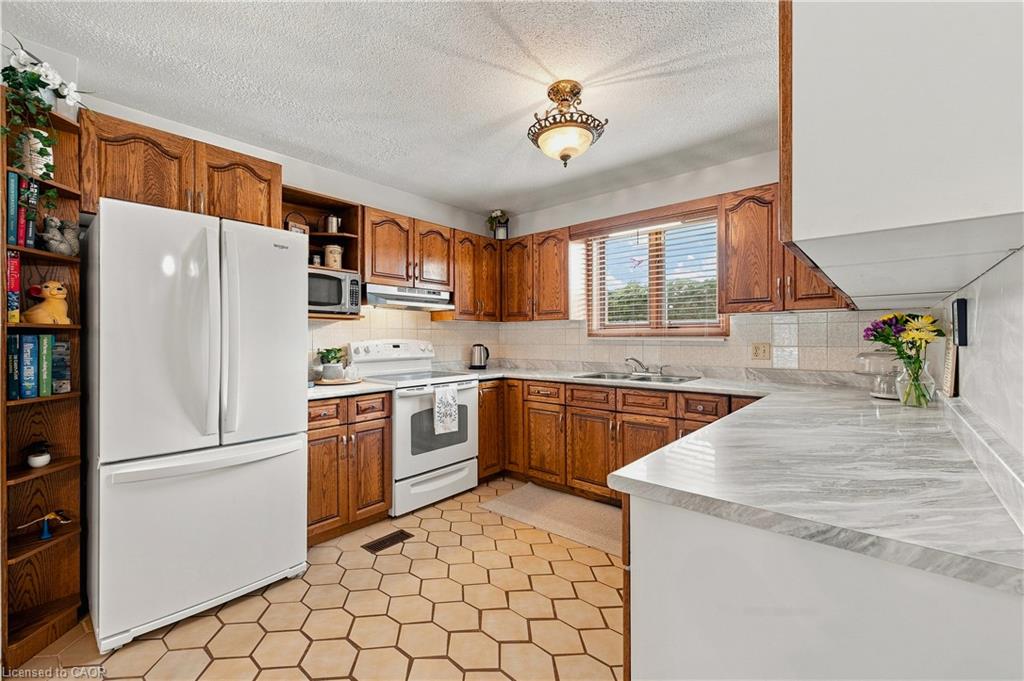 590 Albert Avenue N Property Photo 18