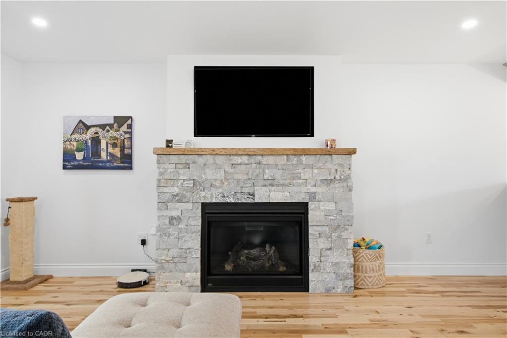 1238 Snyder's Road E Property Photo 6