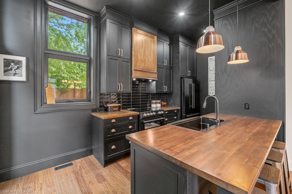 143 Catharine Street N Property Photo 10