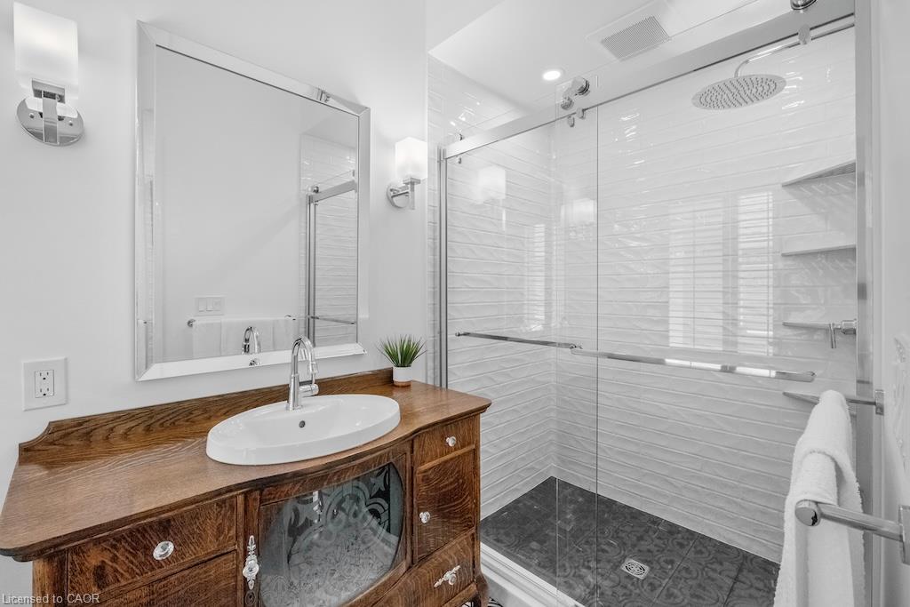 143 Catharine Street N Property Photo 21