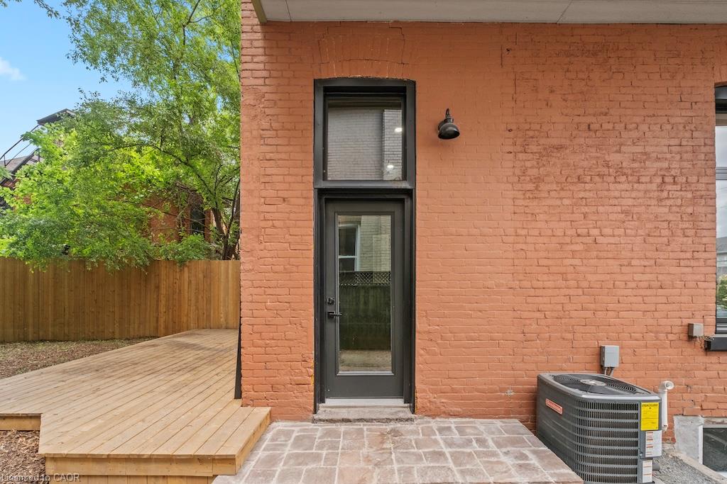 143 Catharine Street N Property Photo 26