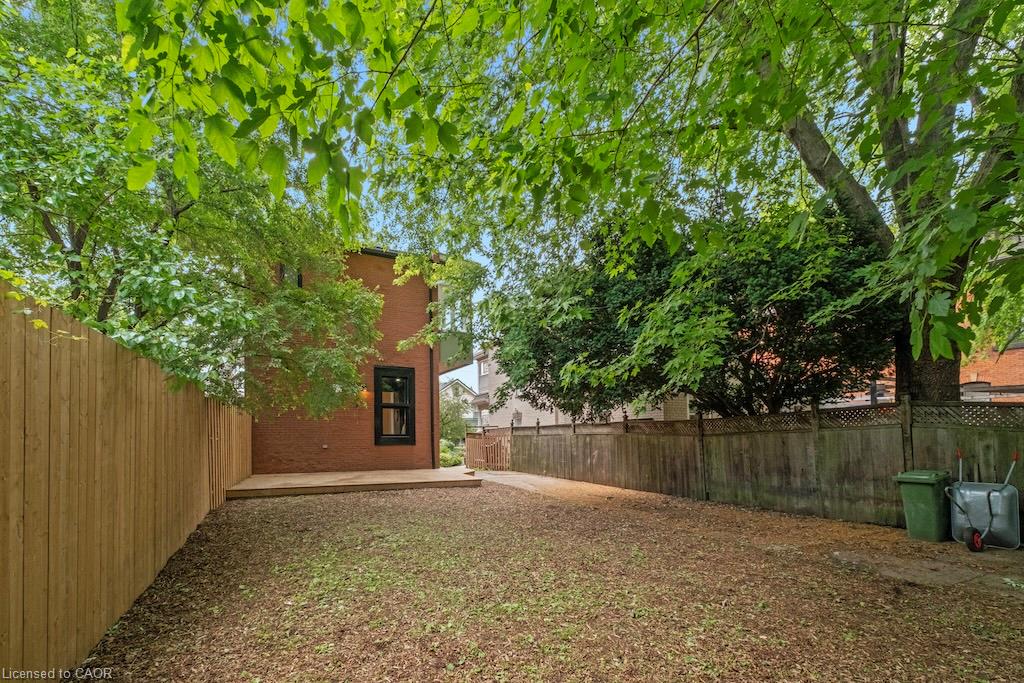 143 Catharine Street N Property Photo 28