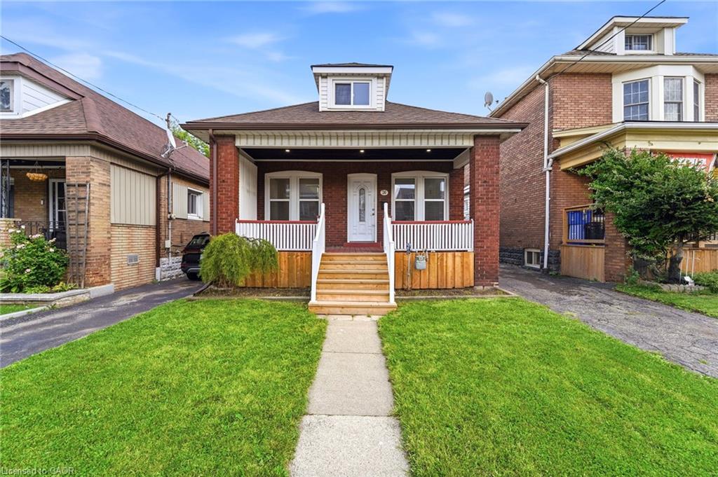 26 Connaught Avenue N Property Photo 1