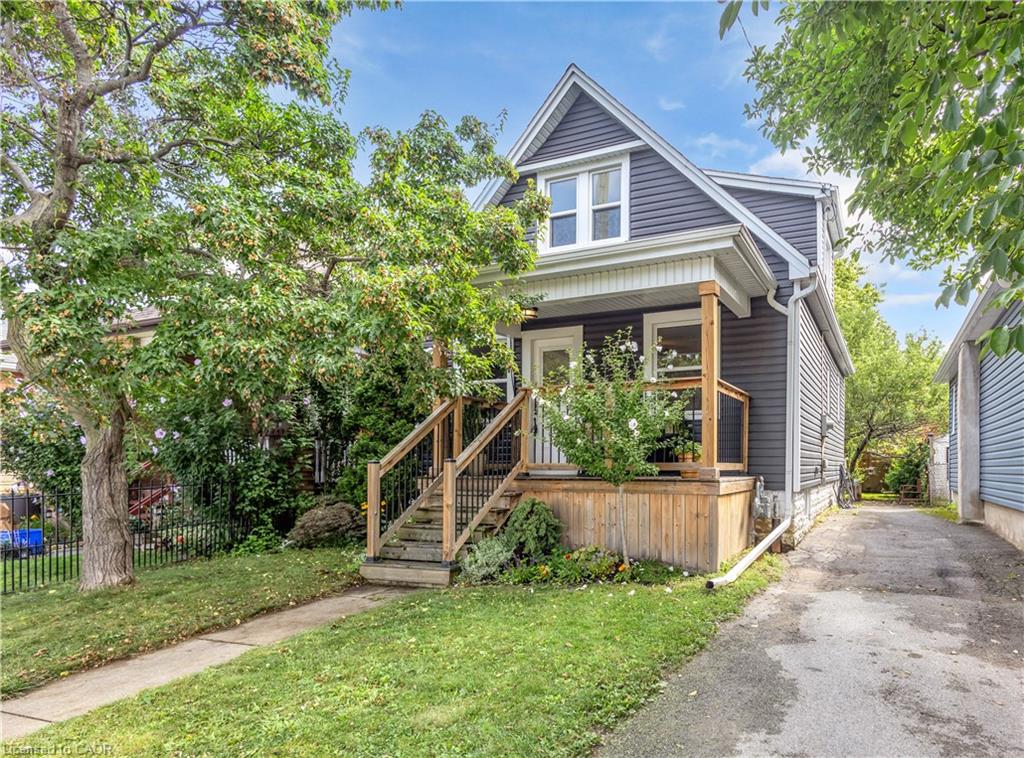 16 Wexford Avenue N Property Photo 1
