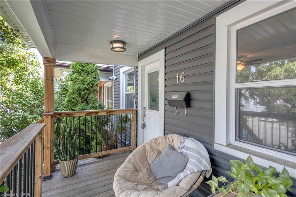 16 Wexford Avenue N Property Photo 2