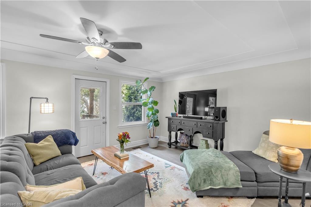 16 Wexford Avenue N Property Photo 3
