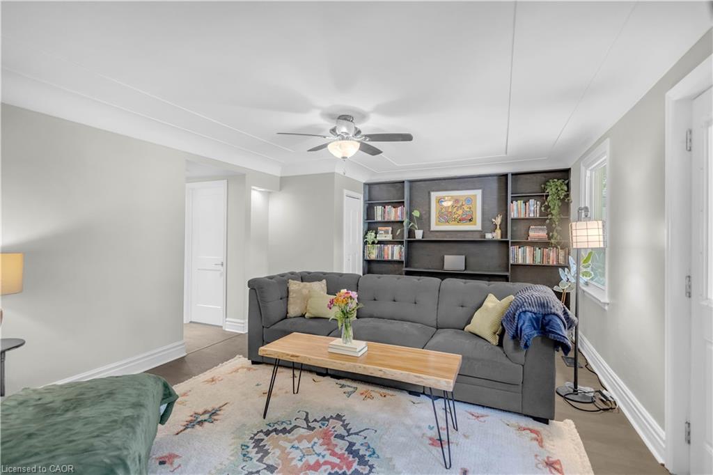 16 Wexford Avenue N Property Photo 4