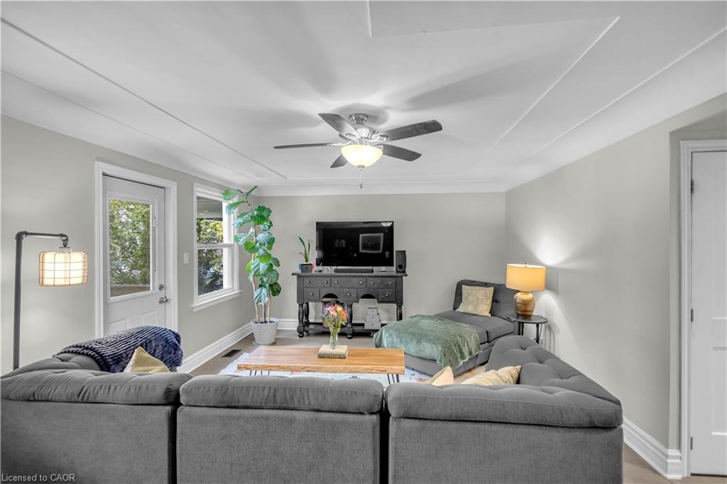 16 Wexford Avenue N Property Photo 6