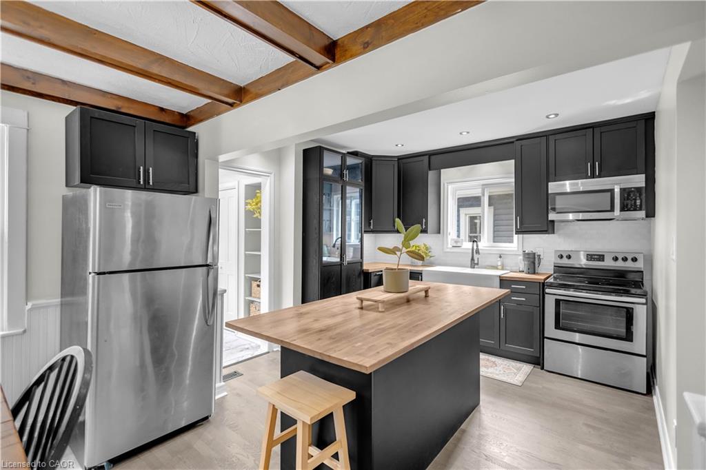 16 Wexford Avenue N Property Photo 8