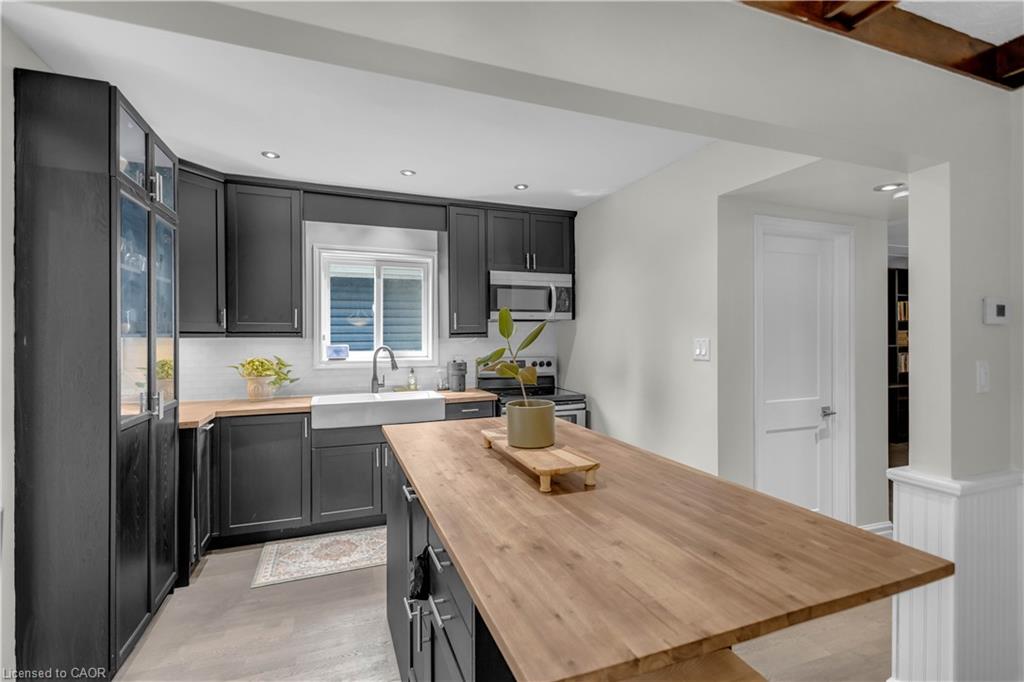 16 Wexford Avenue N Property Photo 9