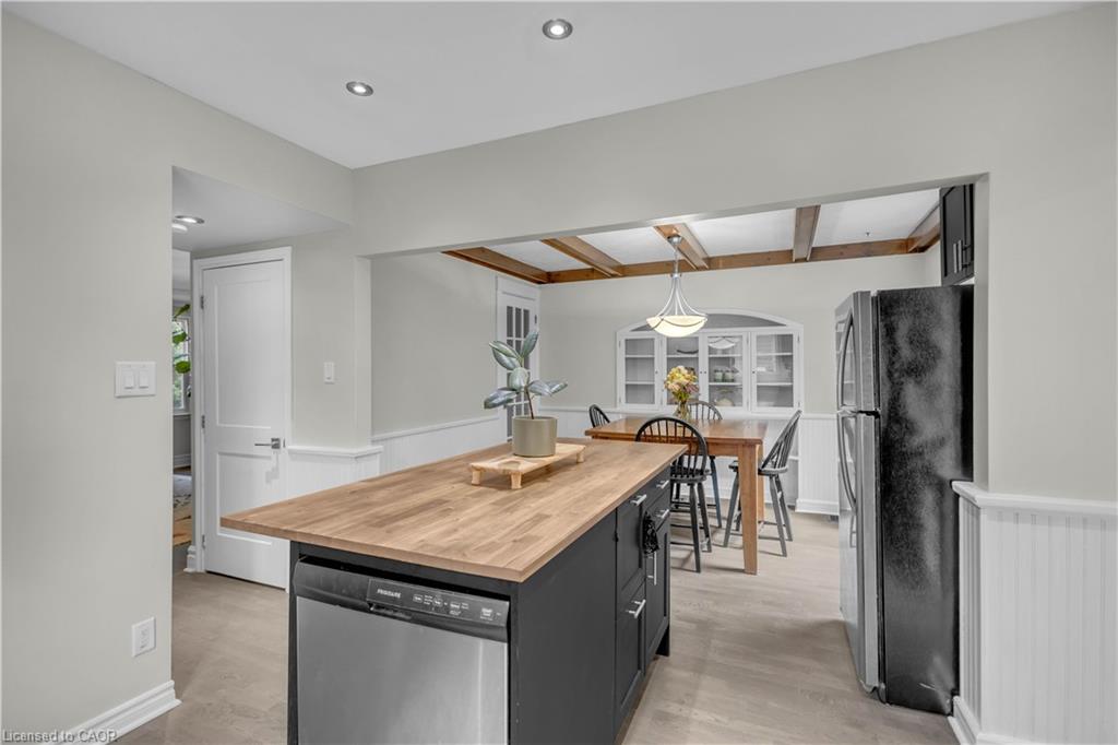 16 Wexford Avenue N Property Photo 11