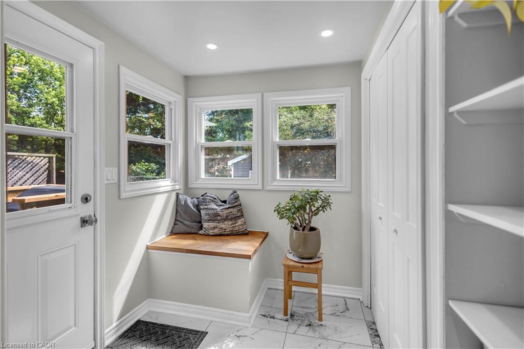 16 Wexford Avenue N Property Photo 13
