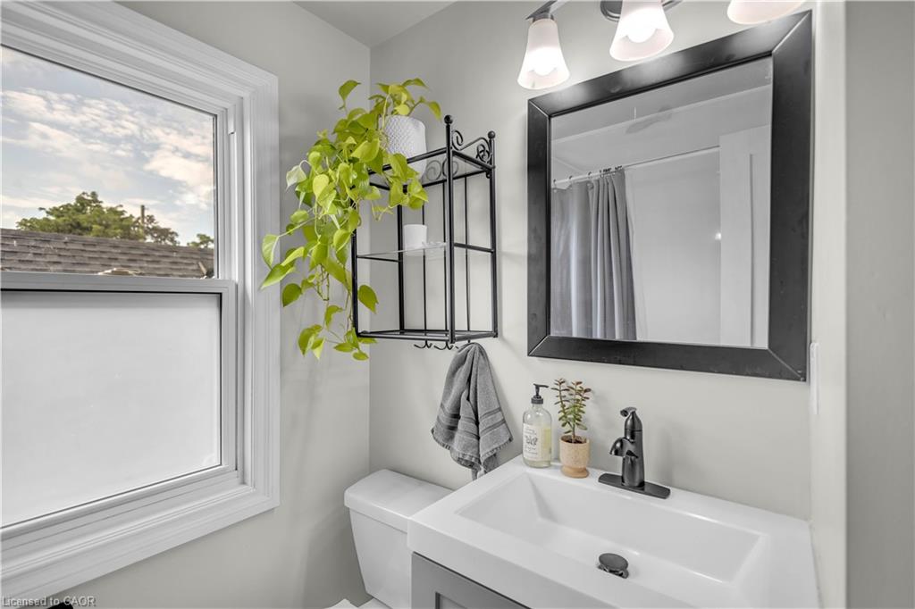 16 Wexford Avenue N Property Photo 17
