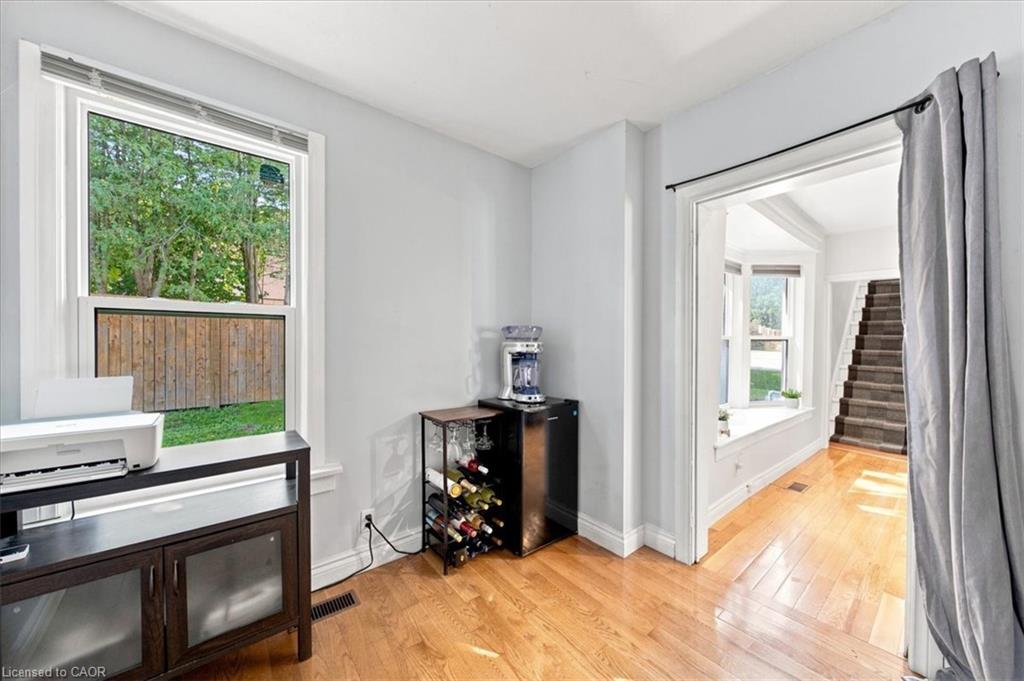 3 Queen Street S Property Photo 22