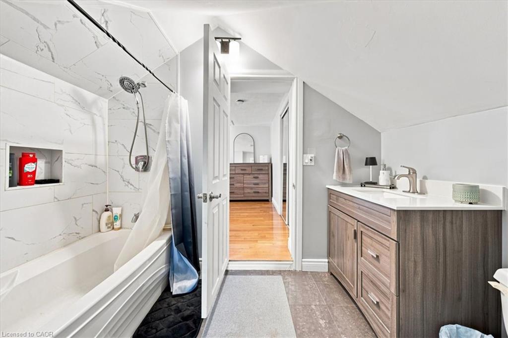 3 Queen Street S Property Photo 31