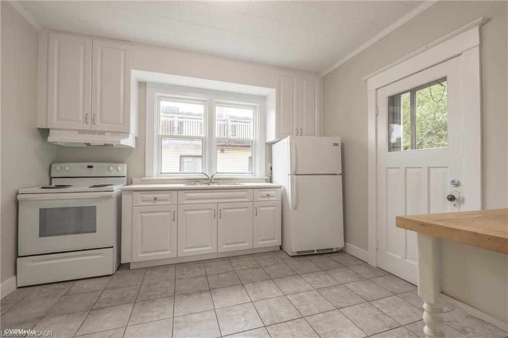 175 Regina Street N Property Photo 4