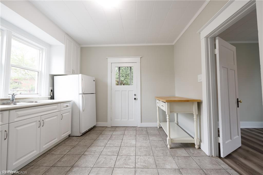175 Regina Street N Property Photo 5