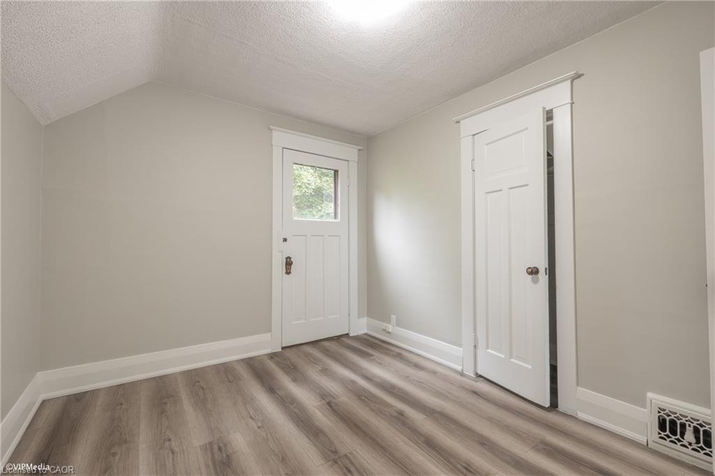 175 Regina Street N Property Photo 14
