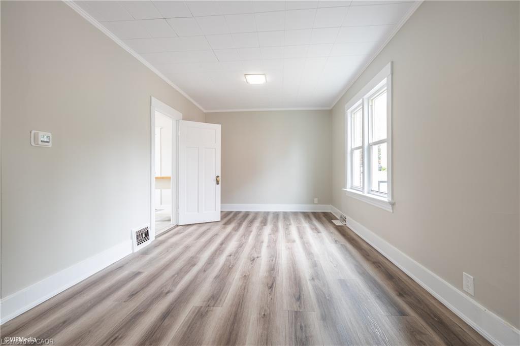 175 Regina Street N Property Photo 23