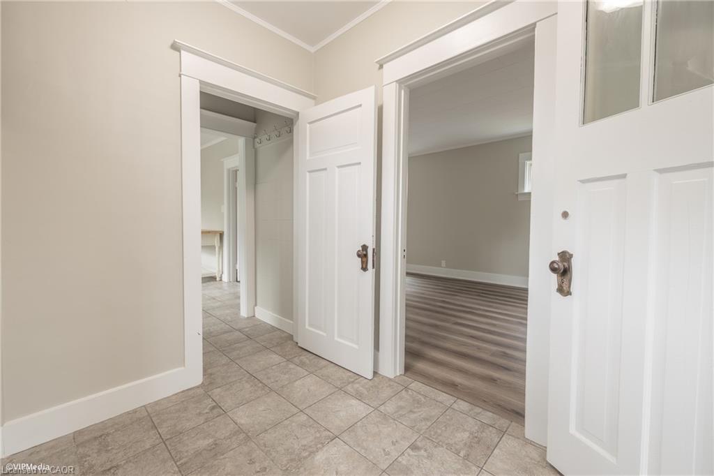 175 Regina Street N Property Photo 27