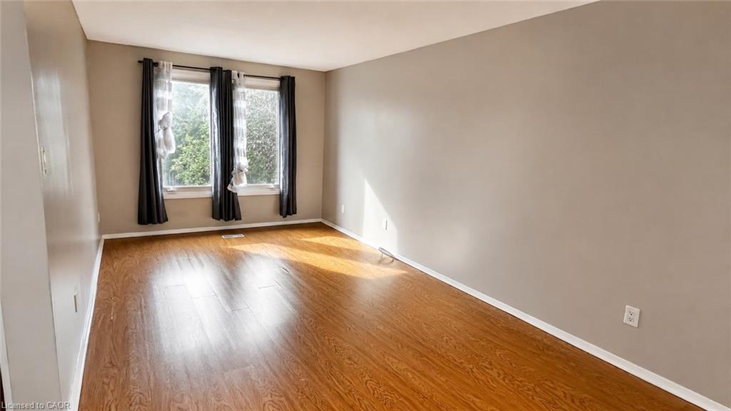 569 Hayward Crescent Property Photo 2