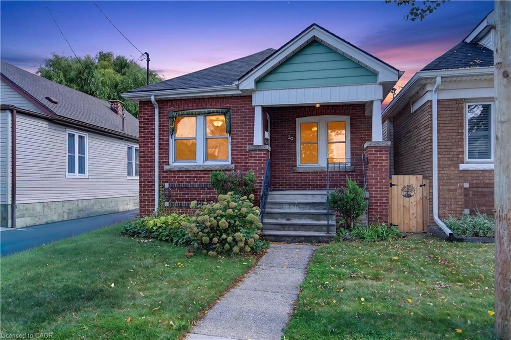 30 Barons Avenue N Property Photo 1