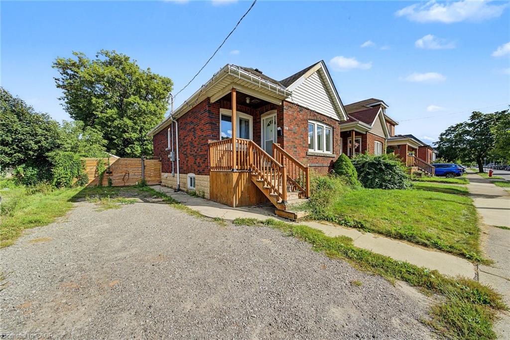 270 Weir Street N Property Photo 1