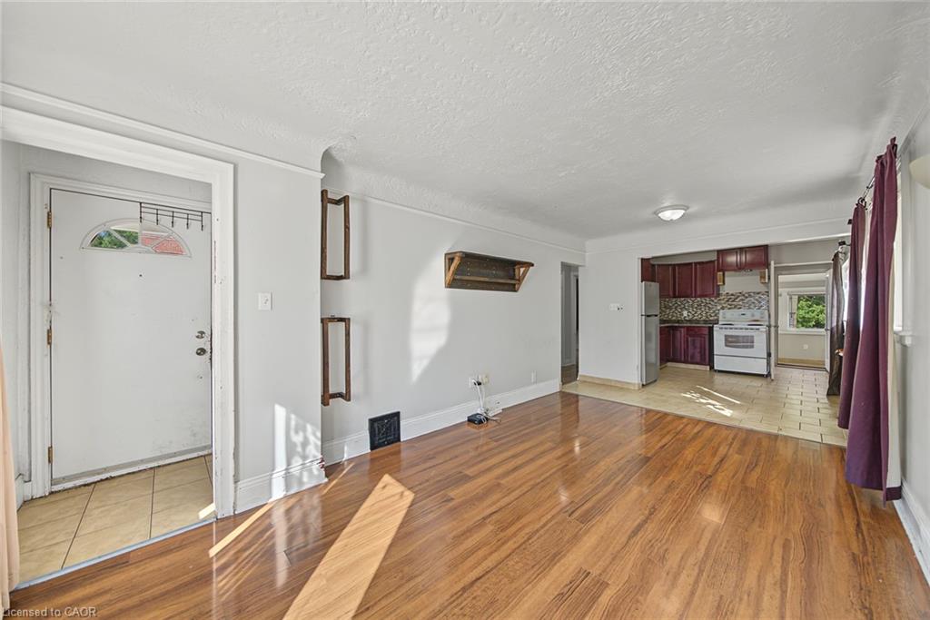 270 Weir Street N Property Photo 5