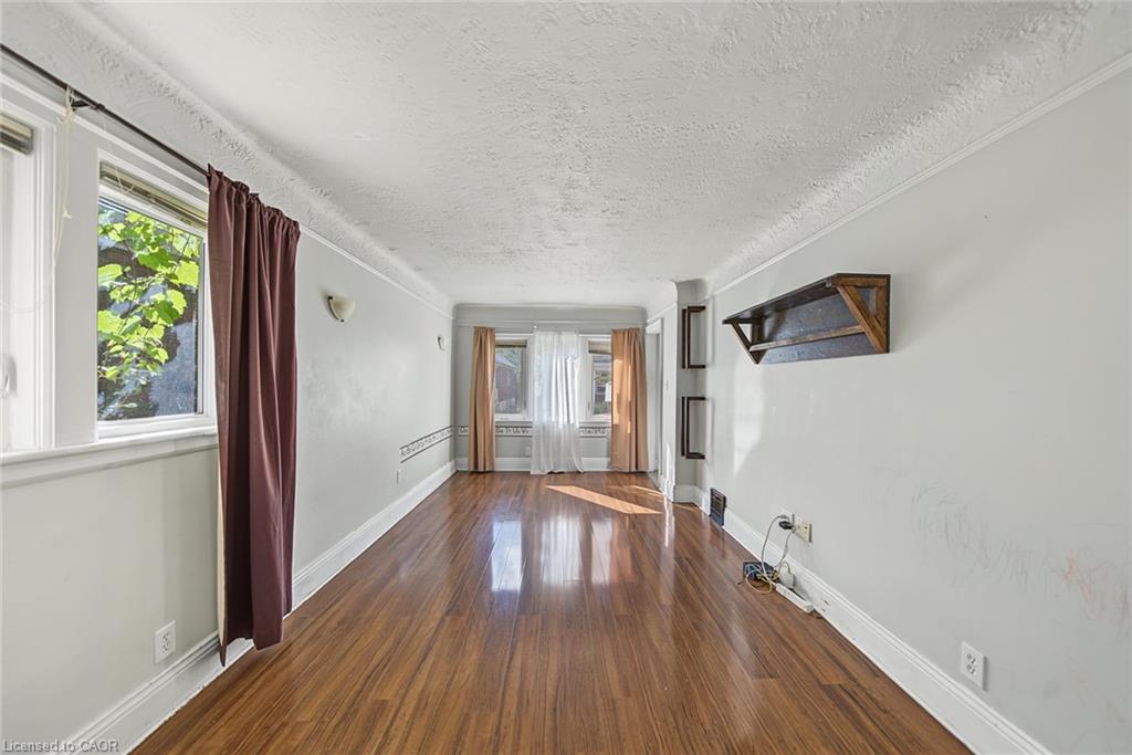 270 Weir Street N Property Photo 7