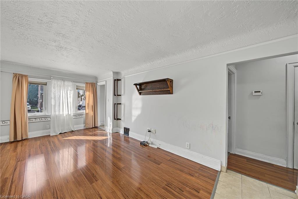 270 Weir Street N Property Photo 8