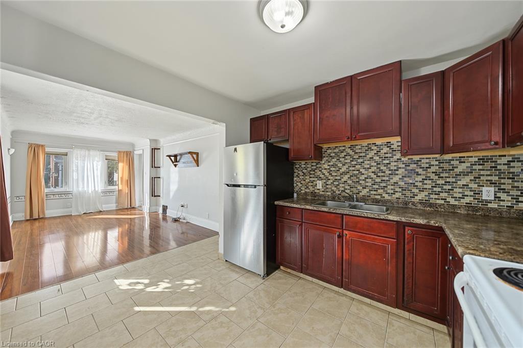 270 Weir Street N Property Photo 15