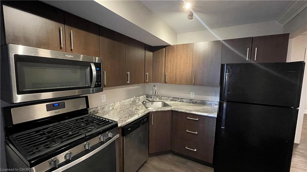 2-4 Ottawa Street N Property Photo 3