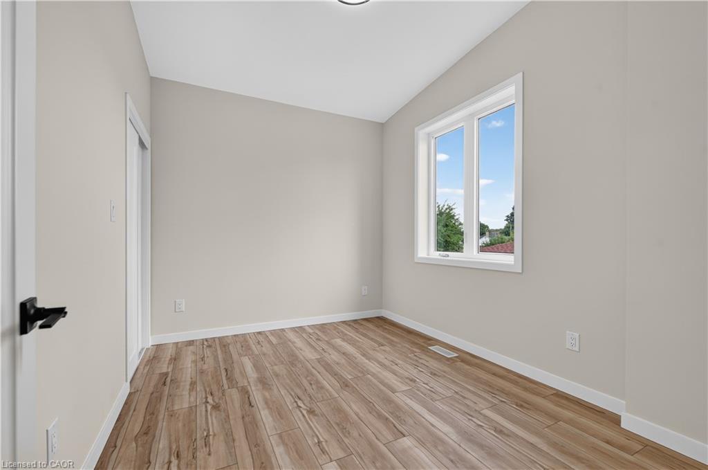 R-17 Victor Boulevard Property Photo 10