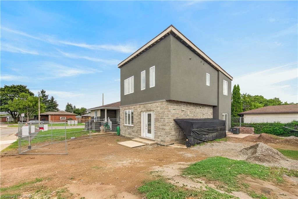 R-17 Victor Boulevard Property Photo 39