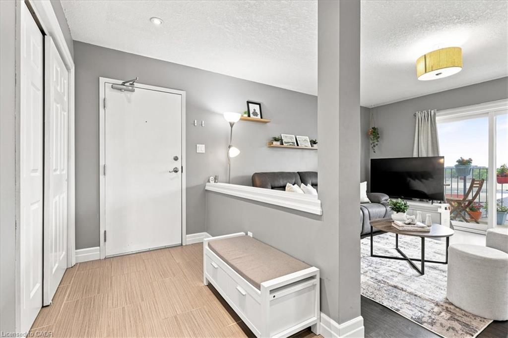 403-1522 King Street E Property Photo 2