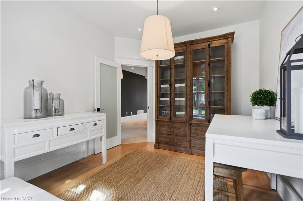 3202 Saltaire Crescent Property Photo 4