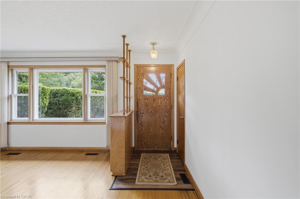 557 Mississauga Street Property Photo 10