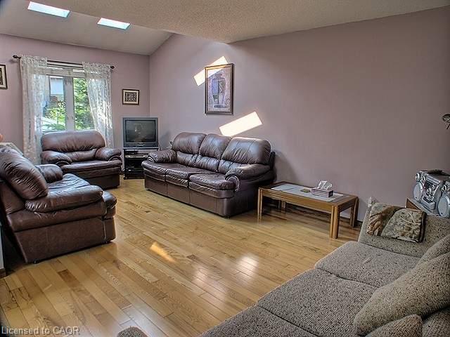 634a Pinerow Crescent Property Photo 3