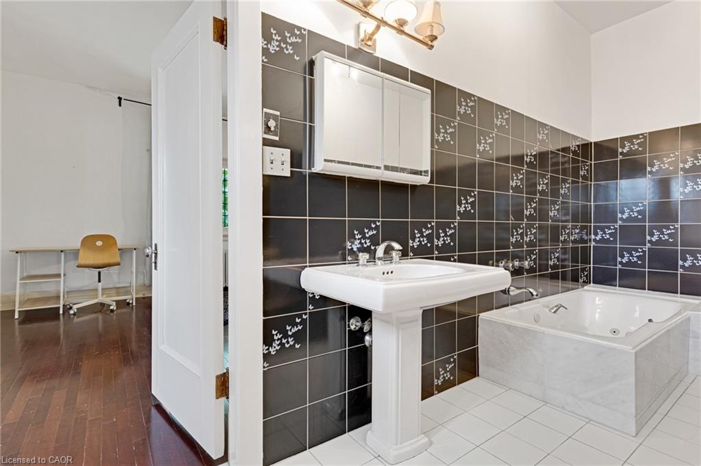 122 Dufferin Avenue Property Photo 31