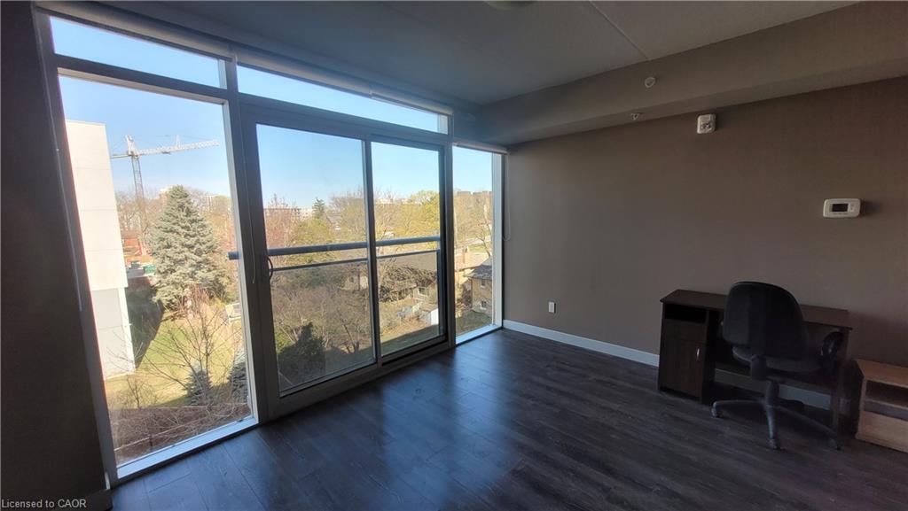 402-308 Lester Street Property Photo 6