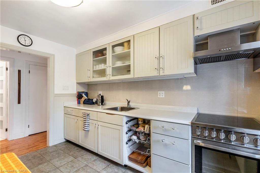 13 Mcmaster Avenue Property Photo 21