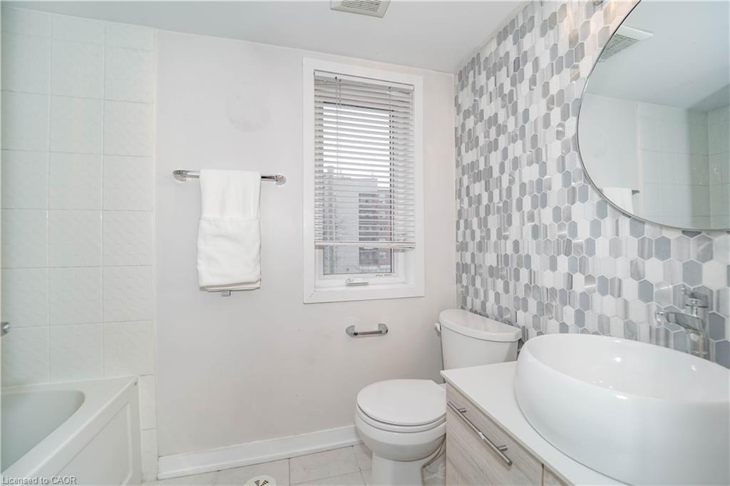 211-1460 Whites Road Property Photo 6