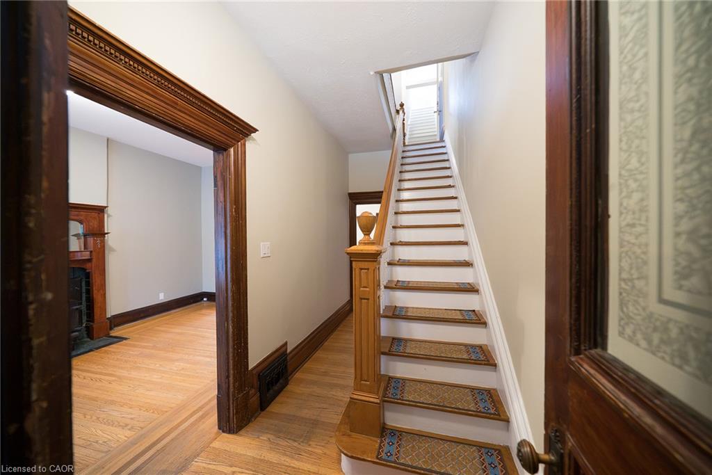 102 Pearl Street N Property Photo 3