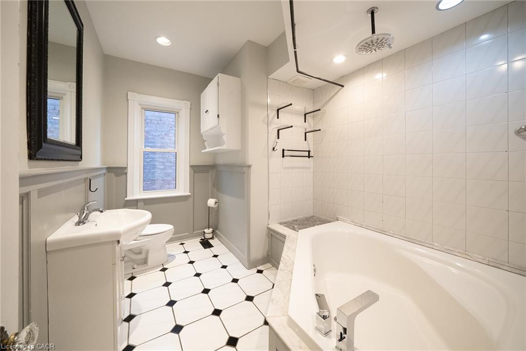 102 Pearl Street N Property Photo 14
