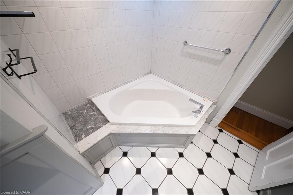 102 Pearl Street N Property Photo 15