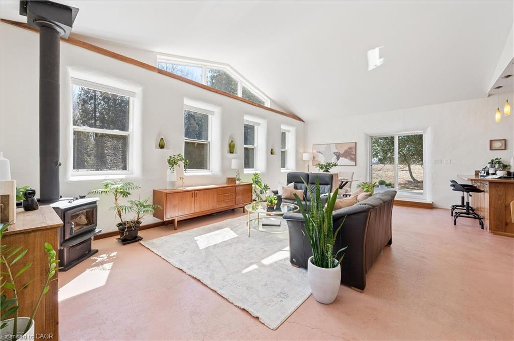 5578 11th Line Property Photo 2