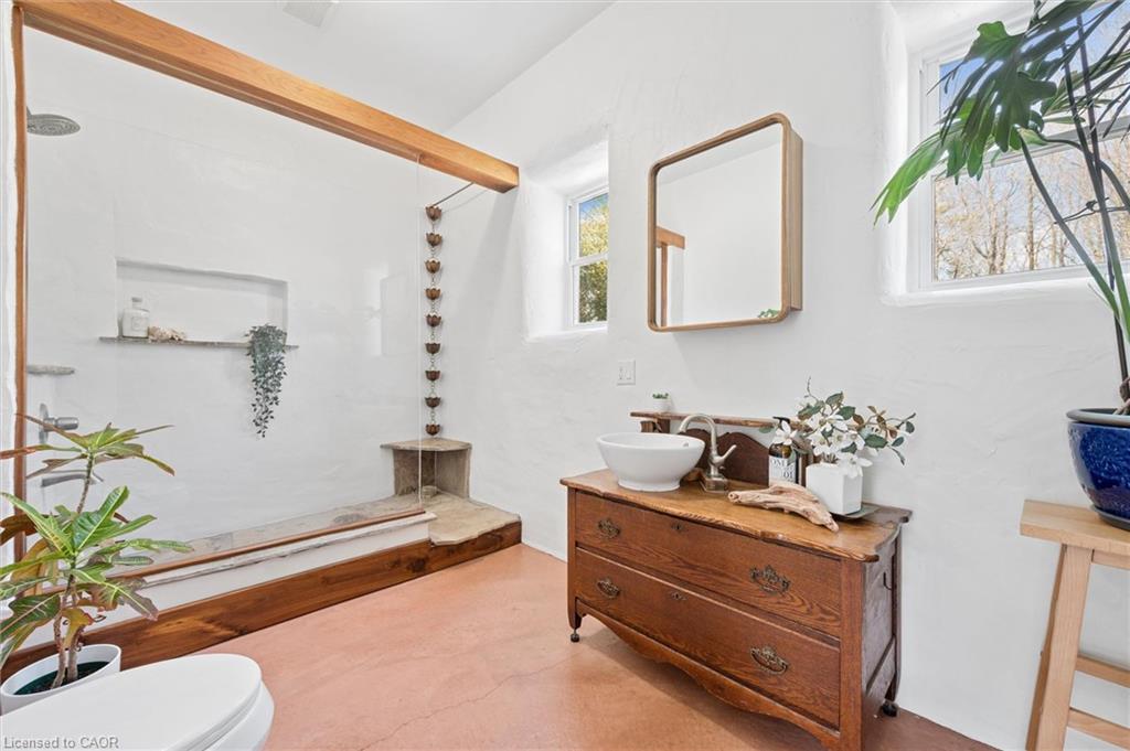 5578 11th Line Property Photo 16