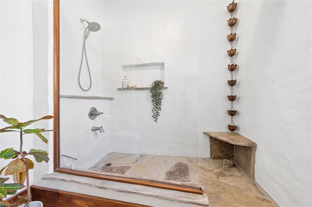 5578 11th Line Property Photo 17
