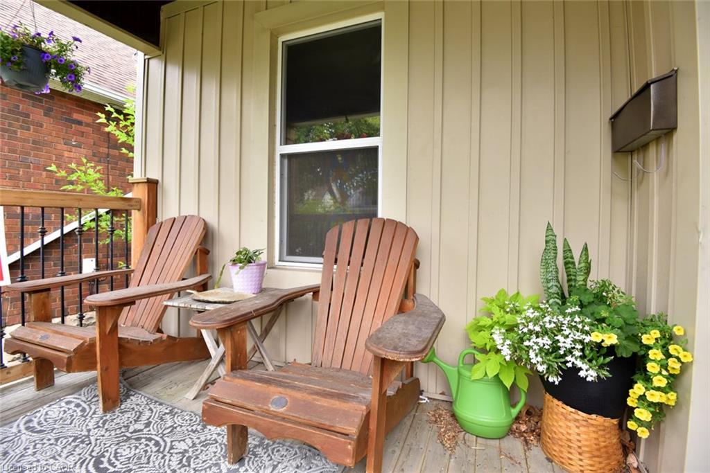 56 Barons Avenue N Property Photo 2